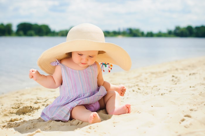 niña en playa