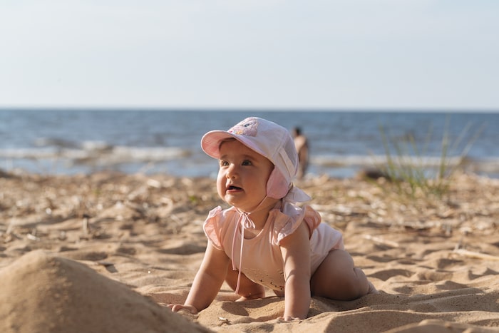 niña bien protegida del sol